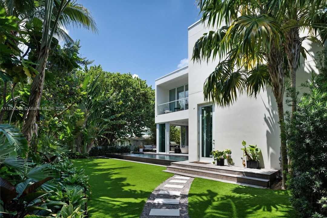 For Sale: $5,995,000 (3 beds, 3 baths, 4185 Square Feet)