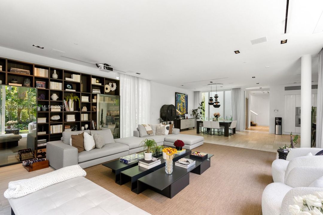 For Sale: $5,995,000 (3 beds, 3 baths, 4185 Square Feet)