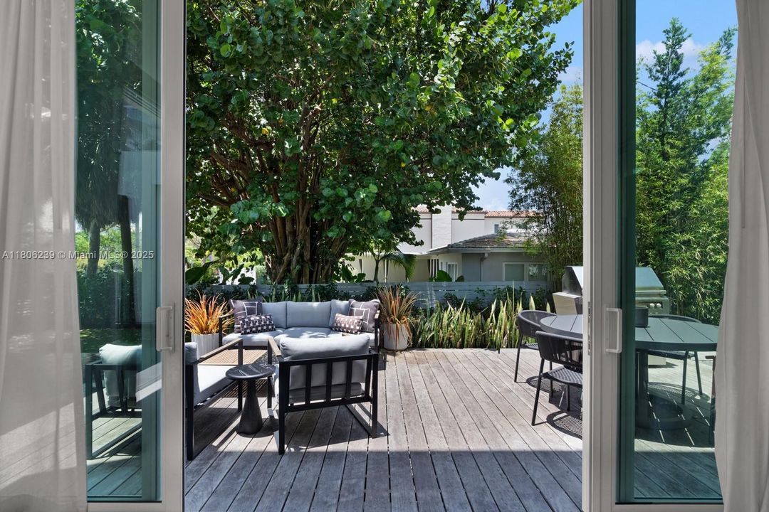 For Sale: $5,995,000 (3 beds, 3 baths, 4185 Square Feet)