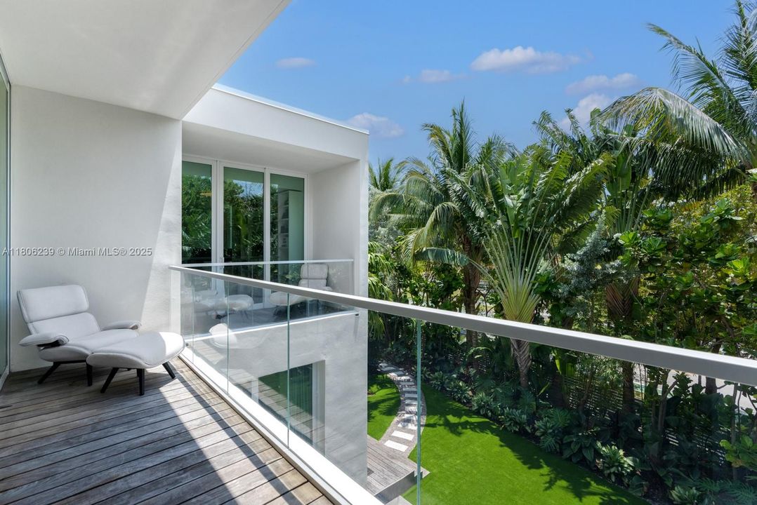 For Sale: $5,995,000 (3 beds, 3 baths, 4185 Square Feet)