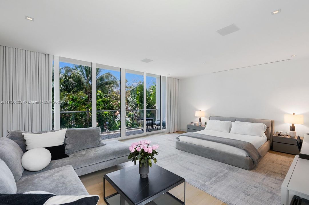 For Sale: $5,995,000 (3 beds, 3 baths, 4185 Square Feet)