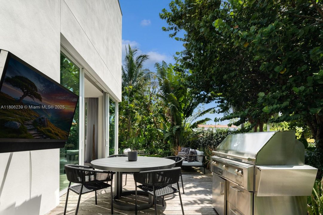 For Sale: $5,995,000 (3 beds, 3 baths, 4185 Square Feet)