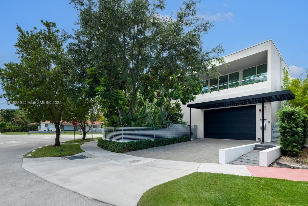 For Sale: $5,995,000 (3 beds, 3 baths, 4185 Square Feet)