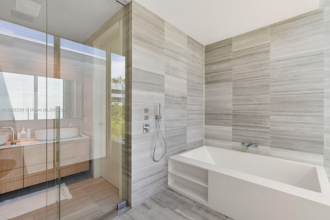 For Sale: $5,995,000 (3 beds, 3 baths, 4185 Square Feet)