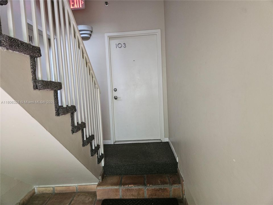 最近售出: $275,000 (1 贝兹, 1 浴室, 520 平方英尺)