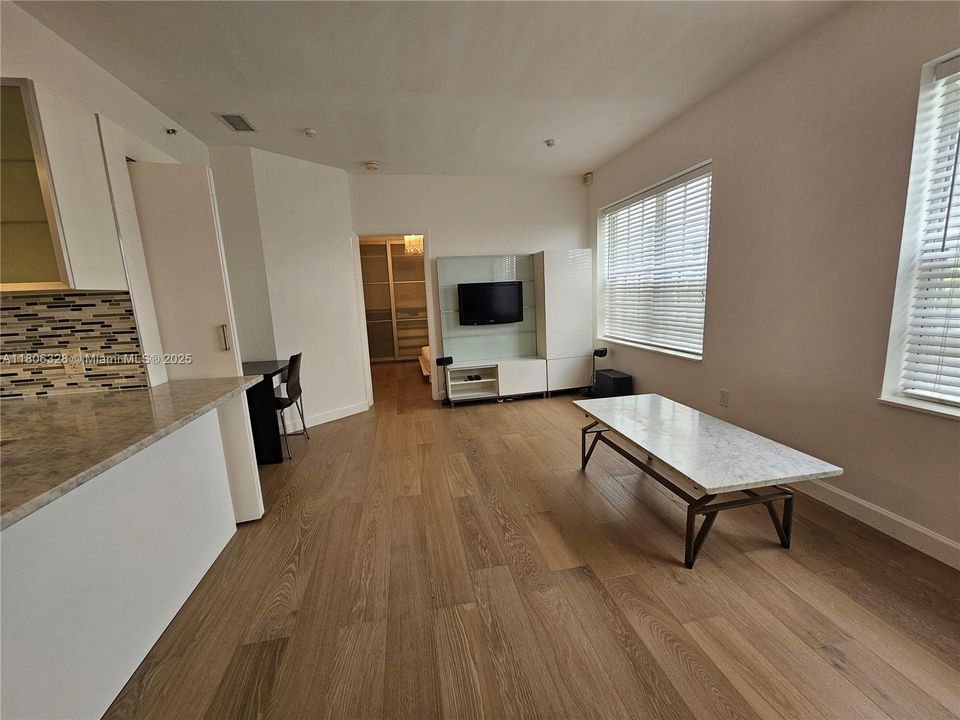 最近售出: $275,000 (1 贝兹, 1 浴室, 520 平方英尺)