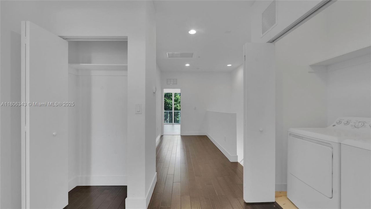 Недавно продано: $499,000 (3 спален, 2 ванн, 1500 Квадратных фут)