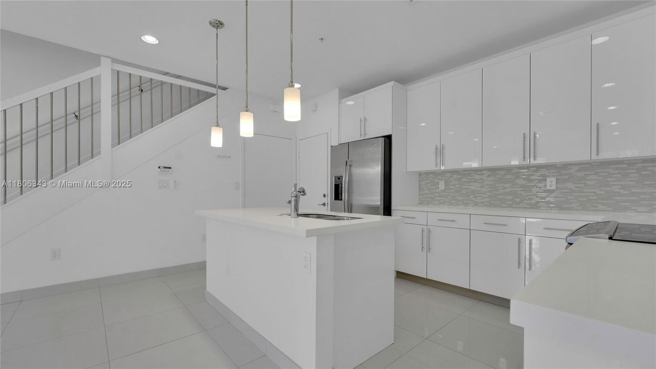 Недавно продано: $499,000 (3 спален, 2 ванн, 1500 Квадратных фут)