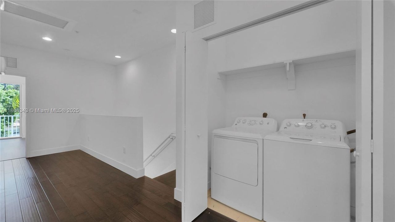 Недавно продано: $499,000 (3 спален, 2 ванн, 1500 Квадратных фут)