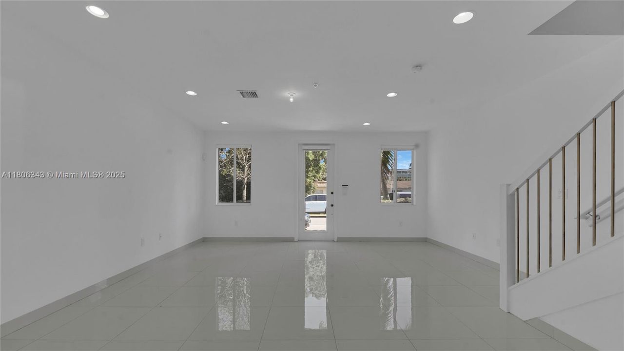 Недавно продано: $499,000 (3 спален, 2 ванн, 1500 Квадратных фут)