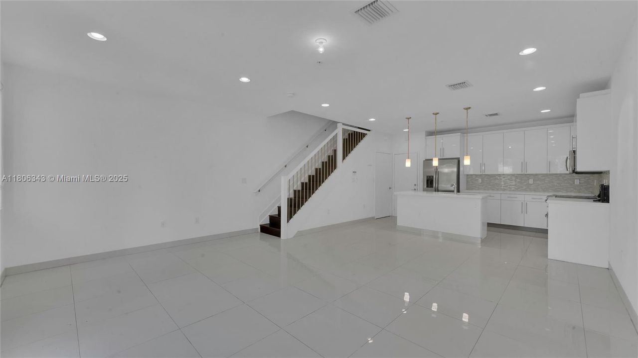 Недавно продано: $499,000 (3 спален, 2 ванн, 1500 Квадратных фут)