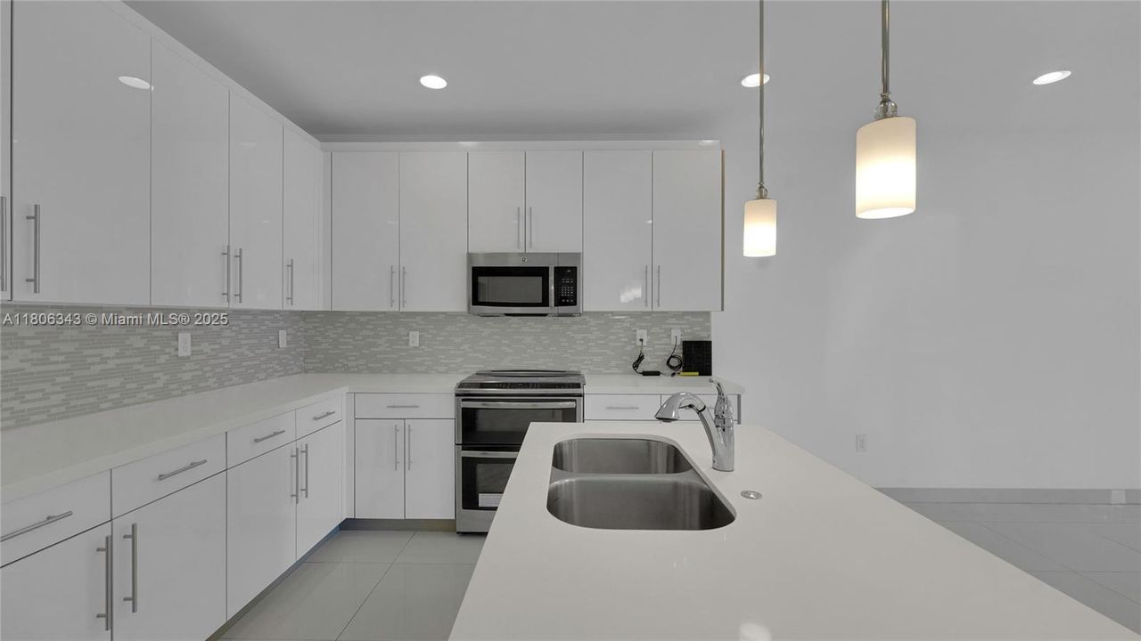 Недавно продано: $499,000 (3 спален, 2 ванн, 1500 Квадратных фут)