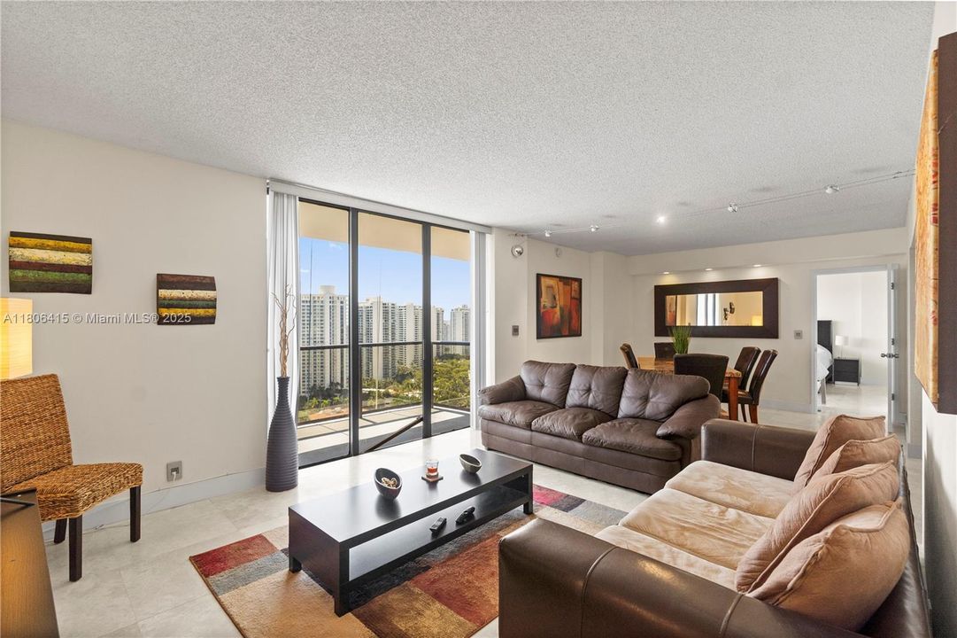 En Venta: $369,000 (2 camas, 2 baños, 1339 Pies cuadrados)