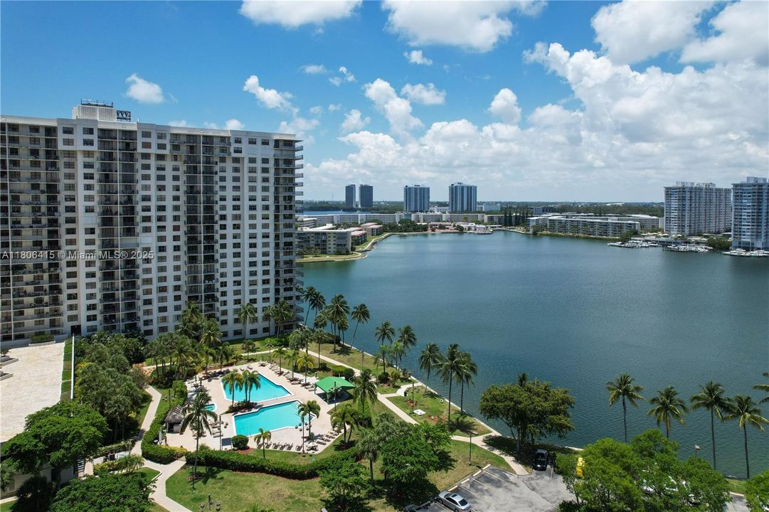 En Venta: $369,000 (2 camas, 2 baños, 1339 Pies cuadrados)