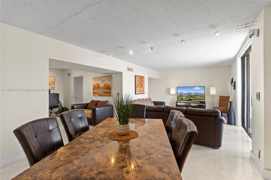 En Venta: $369,000 (2 camas, 2 baños, 1339 Pies cuadrados)