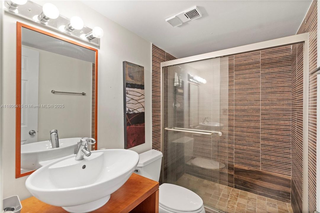 En Venta: $369,000 (2 camas, 2 baños, 1339 Pies cuadrados)