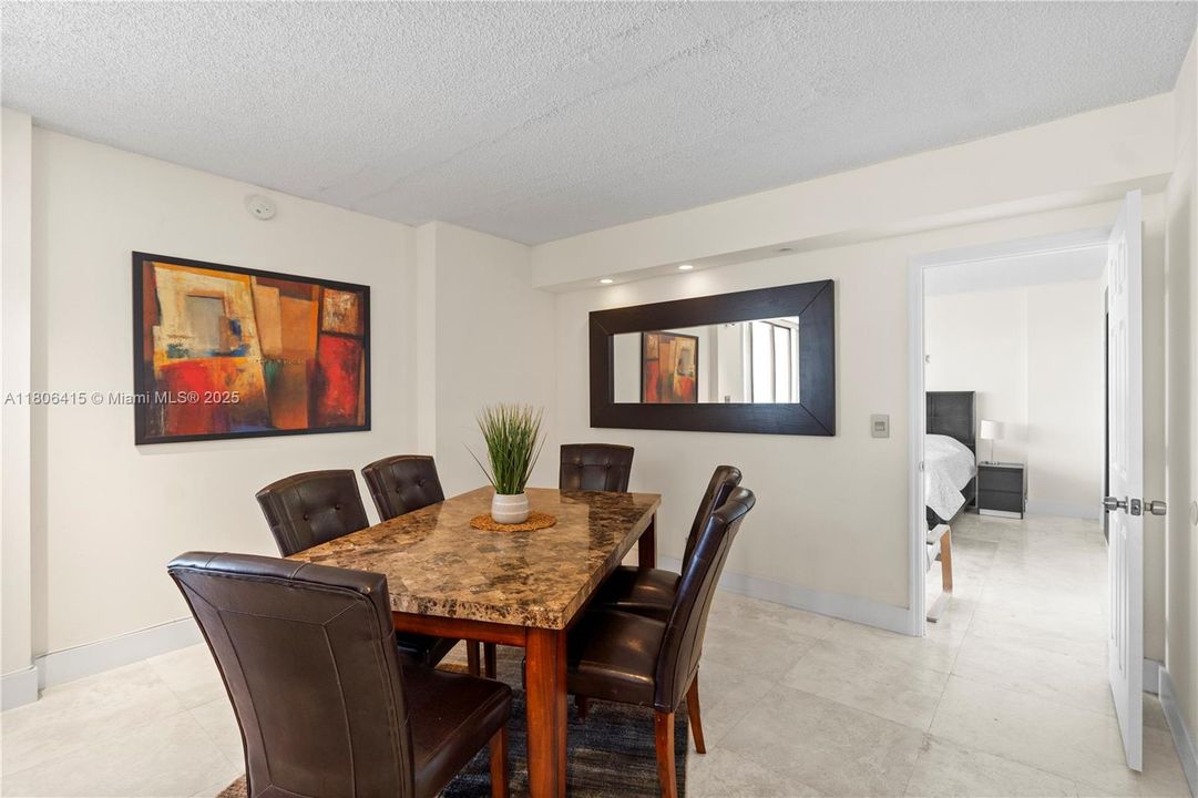 En Venta: $369,000 (2 camas, 2 baños, 1339 Pies cuadrados)