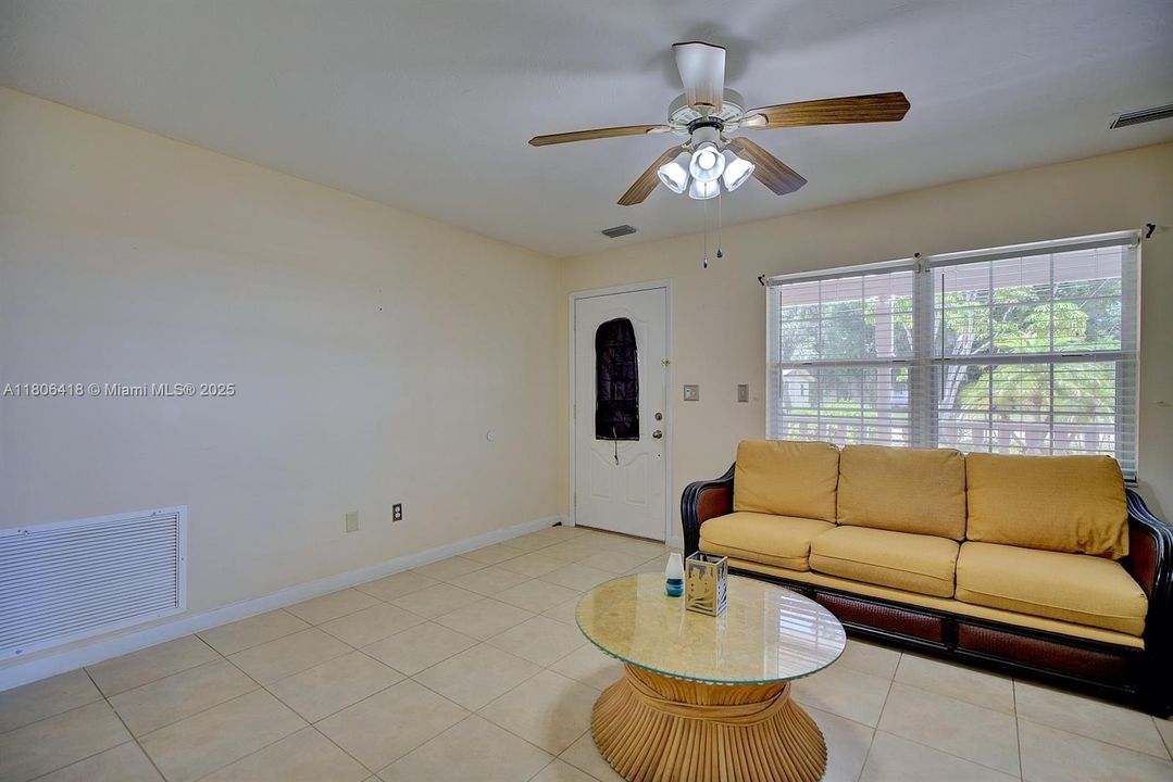 Недавно продано: $179,000 (3 спален, 2 ванн, 891 Квадратных фут)