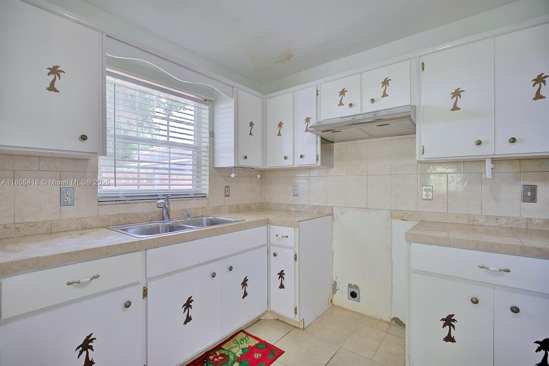 Недавно продано: $179,000 (3 спален, 2 ванн, 891 Квадратных фут)