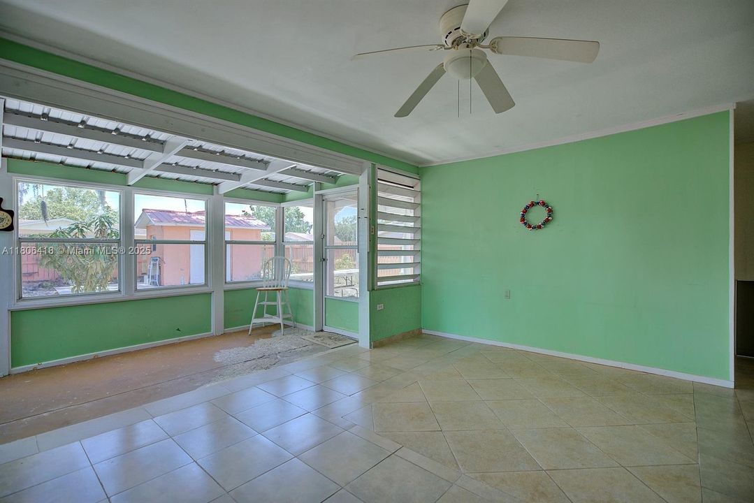 Недавно продано: $179,000 (3 спален, 2 ванн, 891 Квадратных фут)