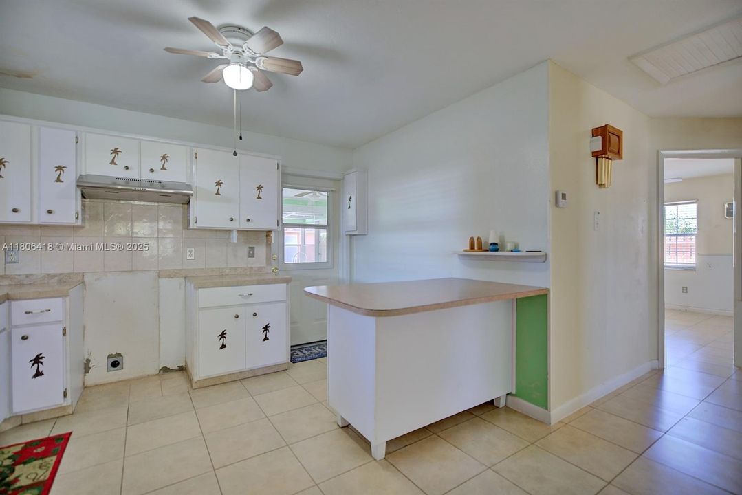 Недавно продано: $179,000 (3 спален, 2 ванн, 891 Квадратных фут)