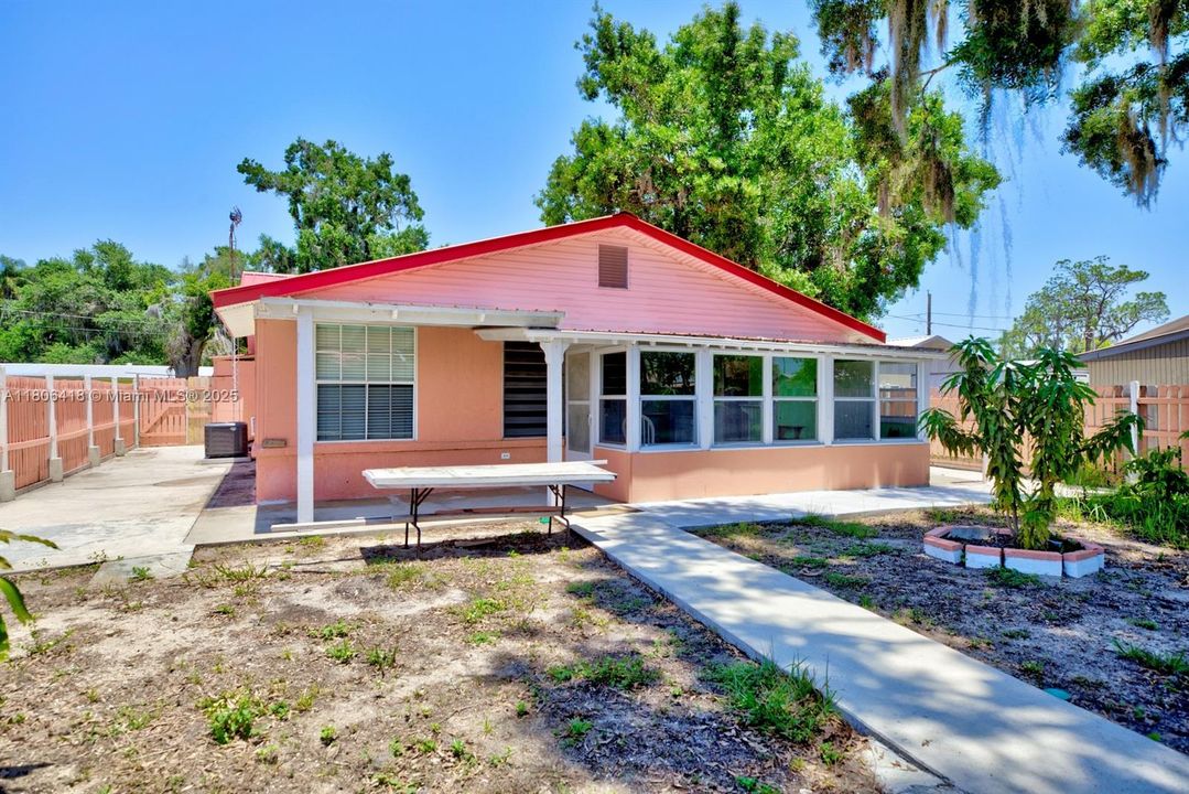 Недавно продано: $179,000 (3 спален, 2 ванн, 891 Квадратных фут)