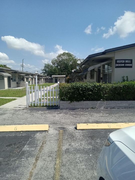 For Sale: $135,000 (1 beds, 1 baths, 575 Square Feet)