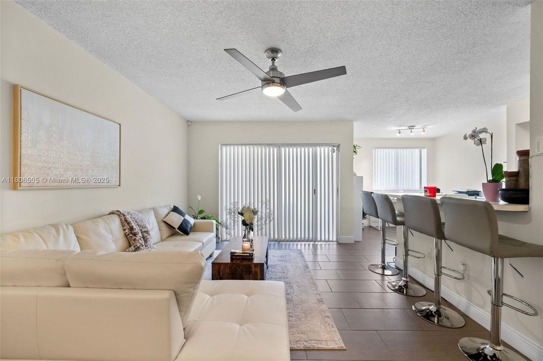 Recently Sold: $209,900 (1 beds, 1 baths, 823 Square Feet)