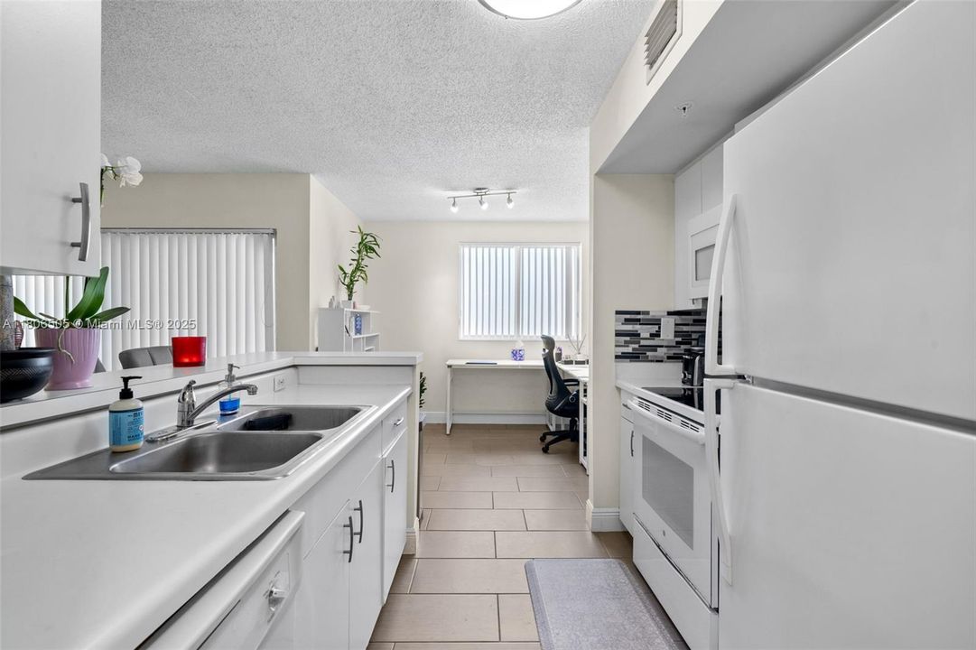 Recently Sold: $209,900 (1 beds, 1 baths, 823 Square Feet)