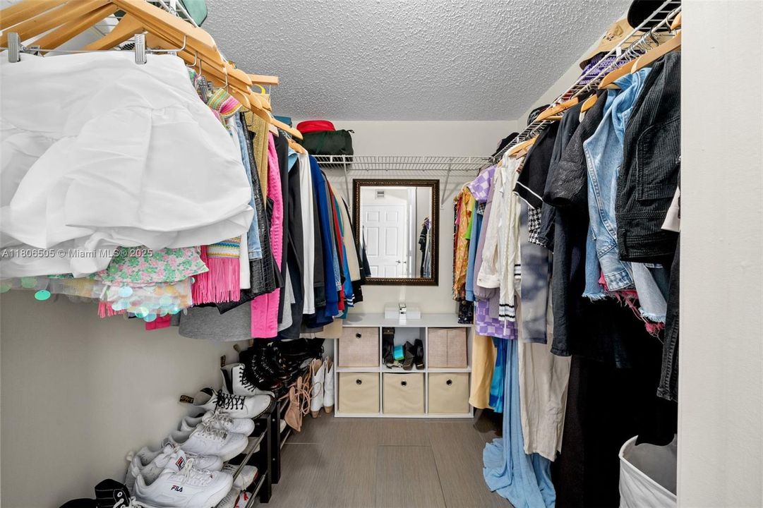 Recently Sold: $209,900 (1 beds, 1 baths, 823 Square Feet)