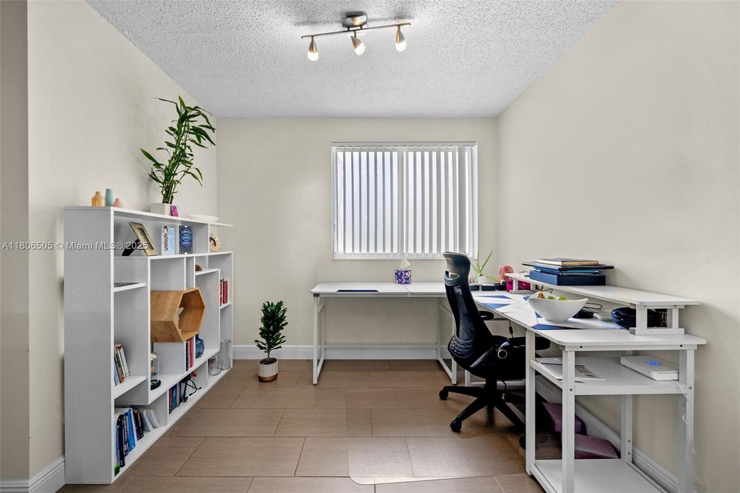 Recently Sold: $209,900 (1 beds, 1 baths, 823 Square Feet)