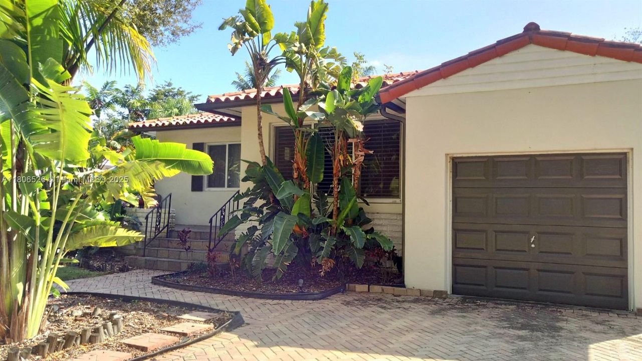 Recientemente alquilado: $5,600 (3 camas, 2 baños, 1259 Pies cuadrados)