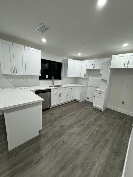 Recently Sold: $949,900 (0 beds, 0 baths, 2214 Square Feet)