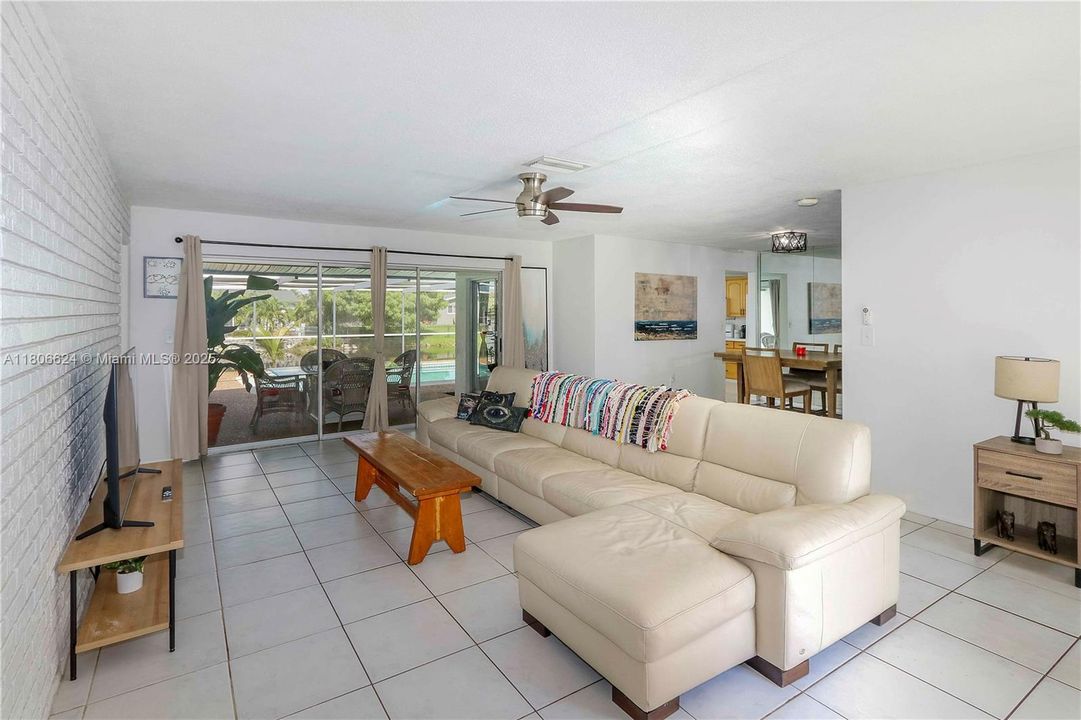 最近售出: $555,000 (3 贝兹, 2 浴室, 1580 平方英尺)