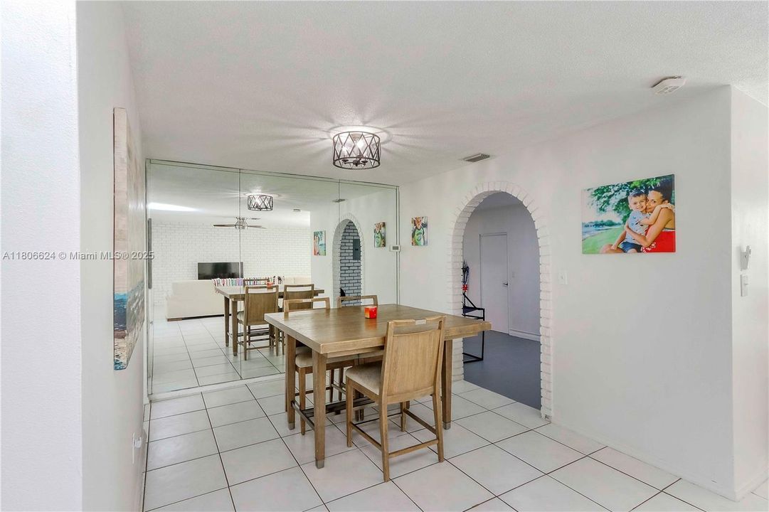 最近售出: $555,000 (3 贝兹, 2 浴室, 1580 平方英尺)