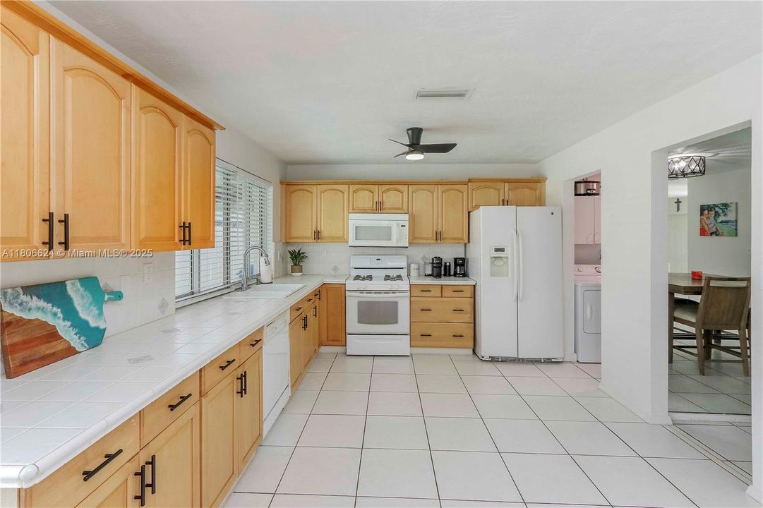 最近售出: $555,000 (3 贝兹, 2 浴室, 1580 平方英尺)