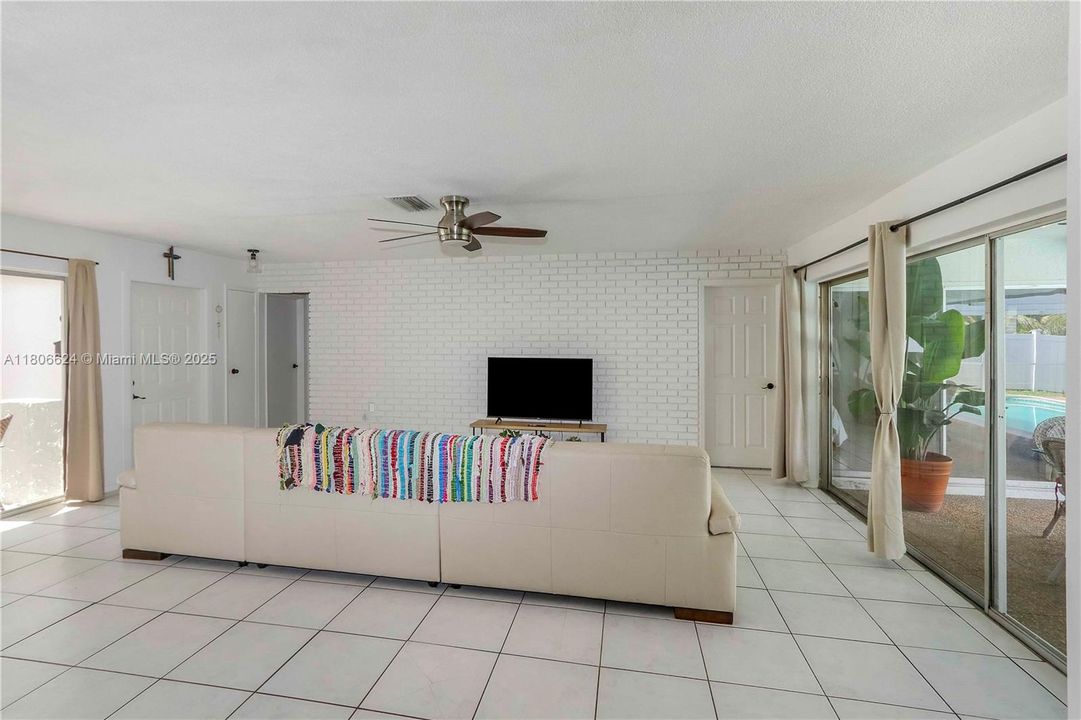 最近售出: $555,000 (3 贝兹, 2 浴室, 1580 平方英尺)