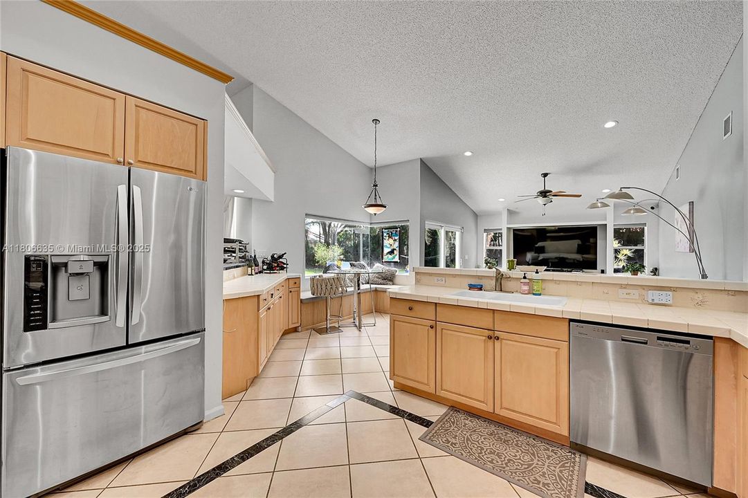 Active With Contract: $817,900 (4 beds, 3 baths, 2402 Square Feet)