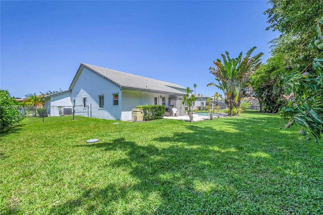 Active With Contract: $817,900 (4 beds, 3 baths, 2402 Square Feet)