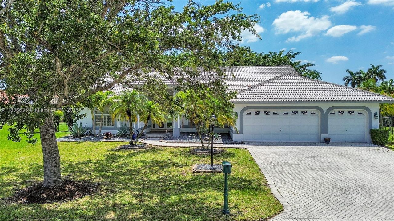 Active With Contract: $817,900 (4 beds, 3 baths, 2402 Square Feet)