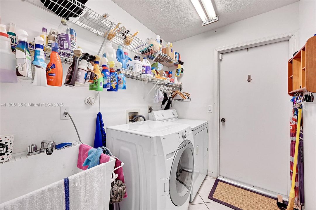 Active With Contract: $817,900 (4 beds, 3 baths, 2402 Square Feet)