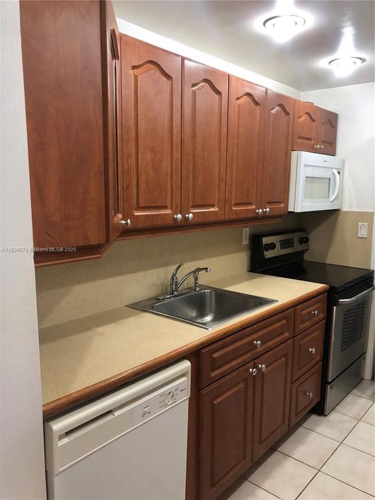 待售: $349,900 (2 贝兹, 2 浴室, 1106 平方英尺)