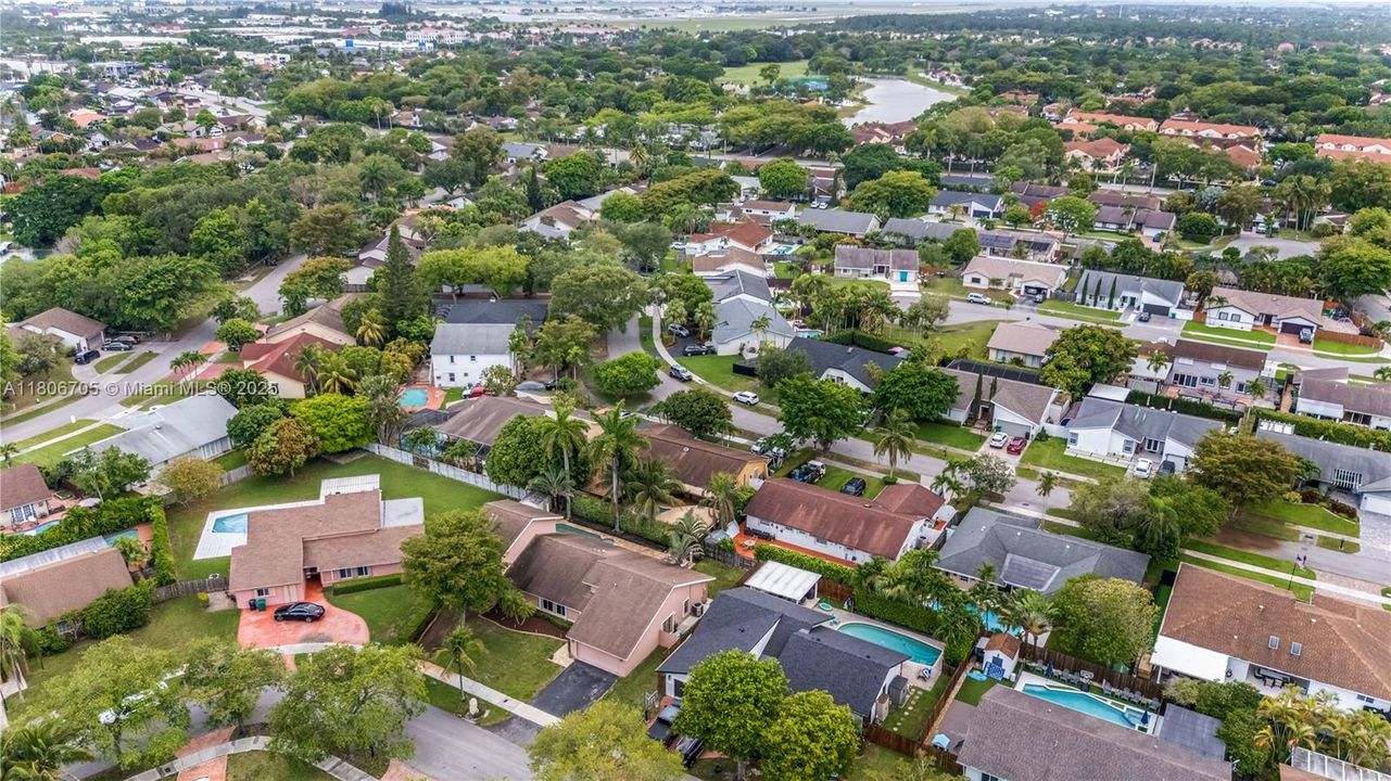 Под контрактом: $920,000 (5 спален, 3 ванн, 3074 Квадратных фут)