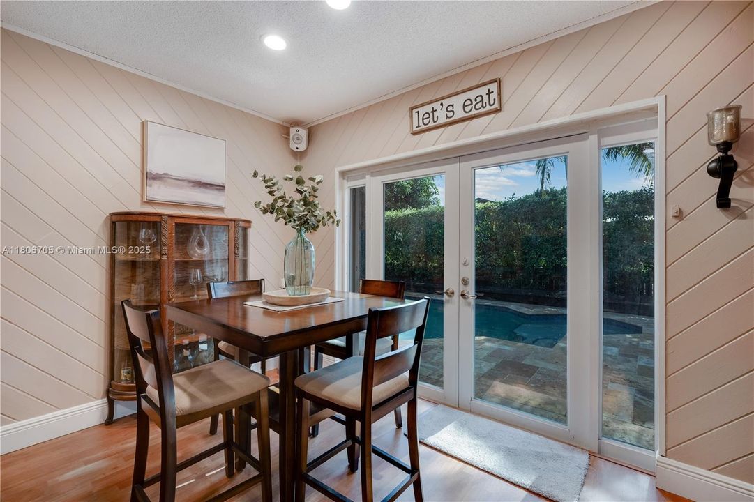 Под контрактом: $920,000 (5 спален, 3 ванн, 3074 Квадратных фут)