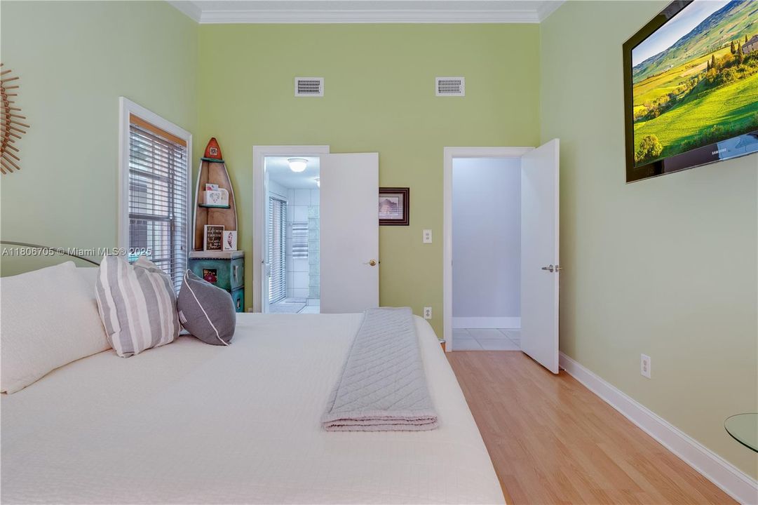 Под контрактом: $920,000 (5 спален, 3 ванн, 3074 Квадратных фут)