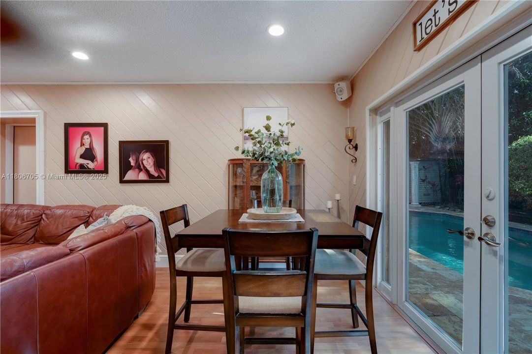 Под контрактом: $920,000 (5 спален, 3 ванн, 3074 Квадратных фут)