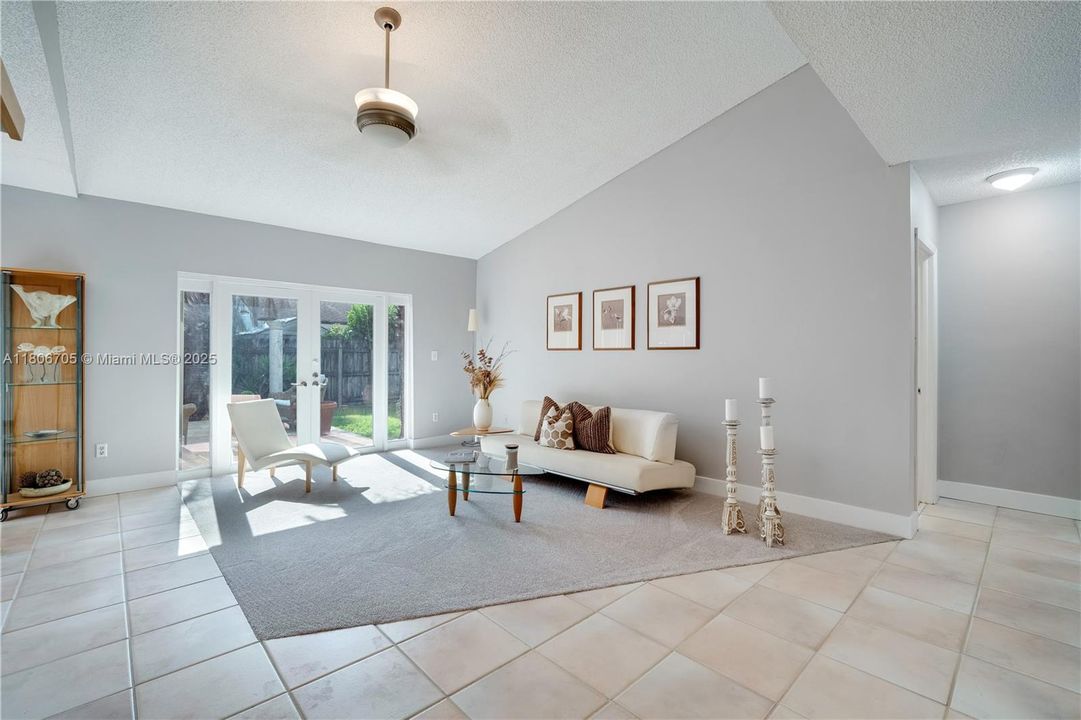 Под контрактом: $920,000 (5 спален, 3 ванн, 3074 Квадратных фут)