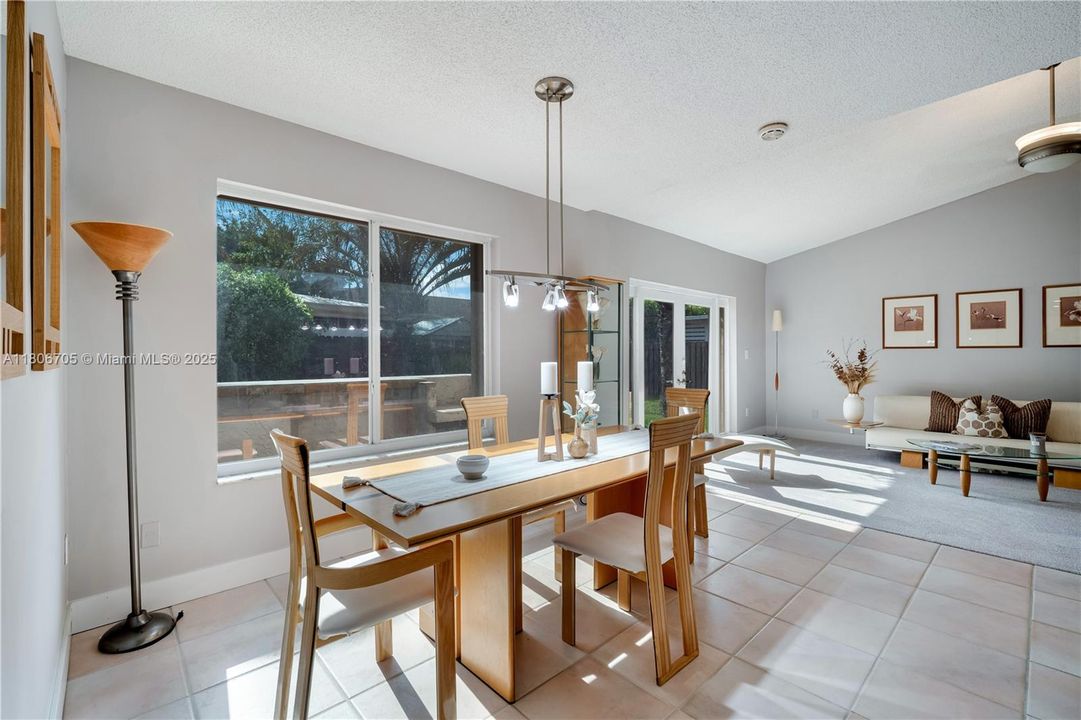 Под контрактом: $920,000 (5 спален, 3 ванн, 3074 Квадратных фут)