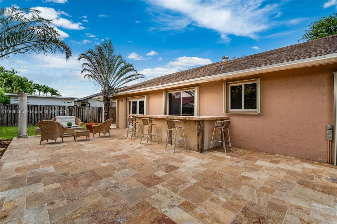 Под контрактом: $920,000 (5 спален, 3 ванн, 3074 Квадратных фут)