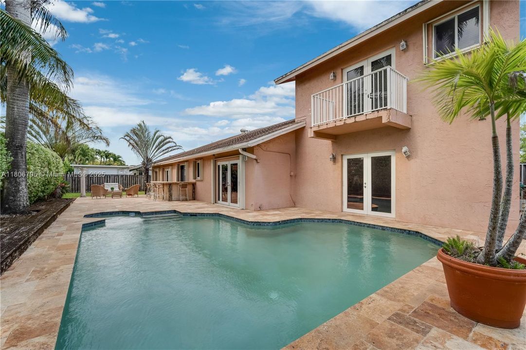 Под контрактом: $920,000 (5 спален, 3 ванн, 3074 Квадратных фут)